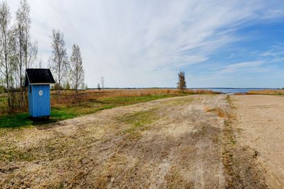 Oulunlahden uimaranta kunnostettiin oululaisten toiveesta, ja tänä kesänä kaupunkilaiset pääsevät nauttimaan myös 5 000 euron niittylaikuista