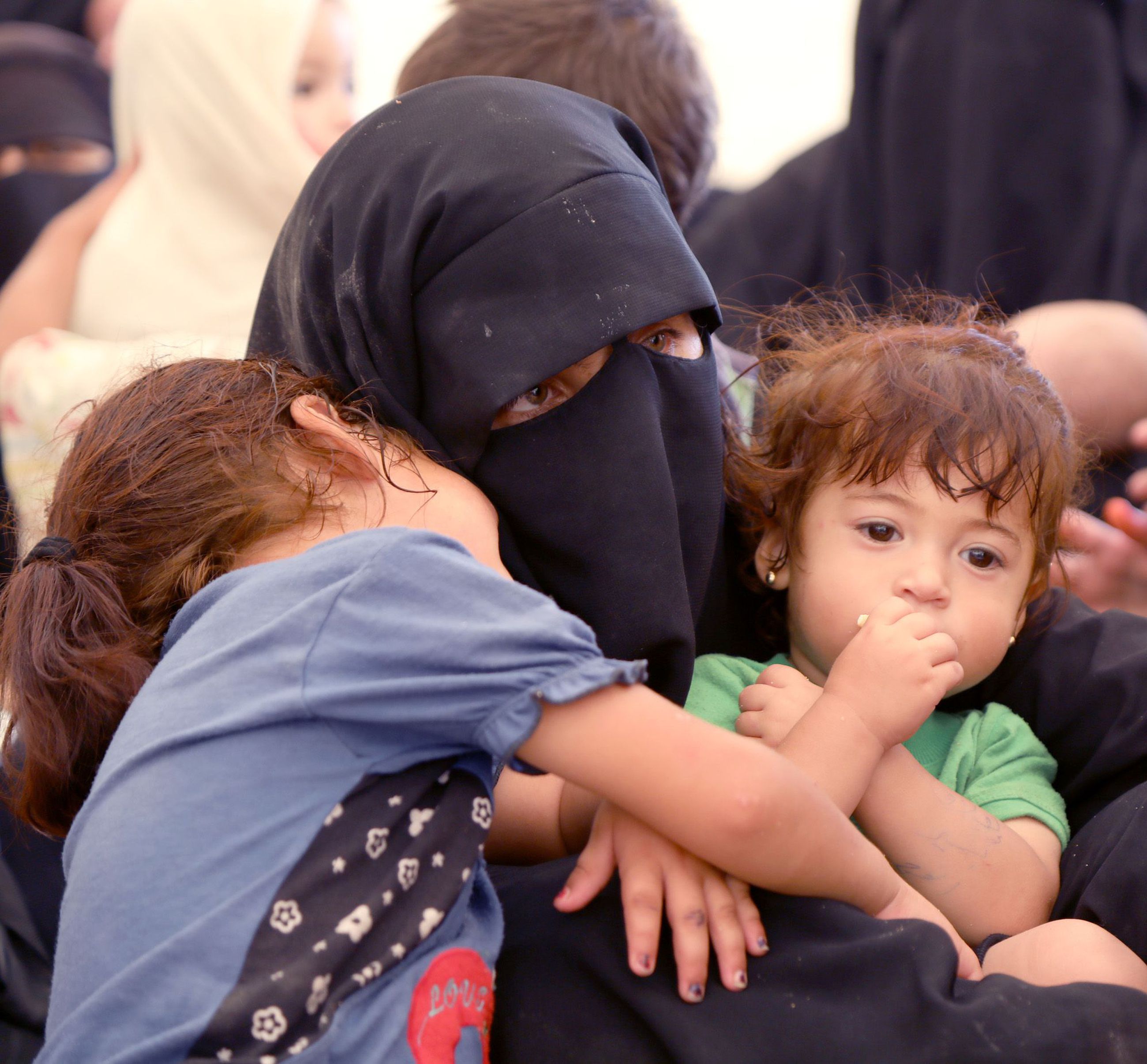 Kymmenen ranskalaislasta kotiutuu Syyriasta – suomalaislasten kotiinpääsy  al-Holin leiriltä on jäissä, sillä 