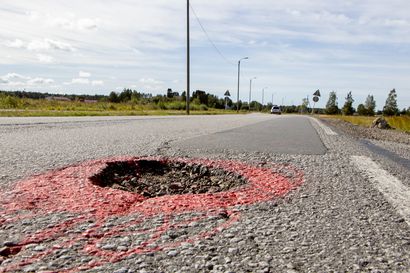 Huonot tiet lisäävät onnettomuusvaaroja – jopa 95 prosenttia maaseudulla asuvista on huomannut merkkejä huonoista teistä