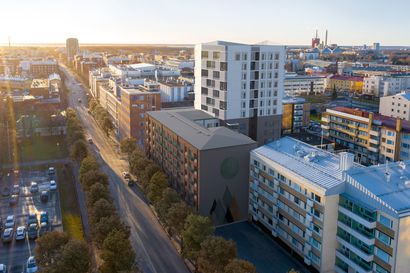 Asuntopuntari: 13-kerroksinen asuinkerrostalo tarjoaa napakkaneliöisen kodin Oulun keskustan katolla
