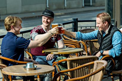 Lähiöbaarissa tuopit ovat halvempia, mutta keskustassa harva miettii oluen hintaa – selvitimme, kuinka paljon Oulussa maksavat huurteiset