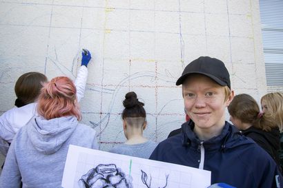 Katso video: Aukustikin oli tekemässä Lumijoen ensimmäistä muraalia – opettajana toiminut muraalimaalari Timo Tyynismaa toteaa seinämaalausten sopivan myös maaseudulle