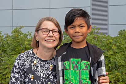 Opettaja ja ykkösluokkalainen – Riitta ja Manu, äiti ja poika, aloittavat uuden lukuvuoden yhtä jalkaa Tupoksen koululla