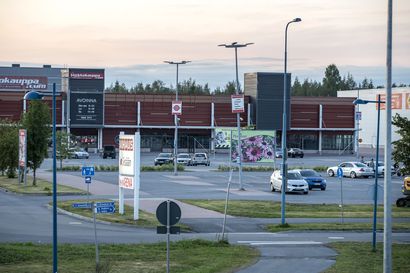 Nuoret uhittelivat poliisille Kempeleen ja Oulun mopomiiteissä viikonloppuna, poliisiautoa vahingoitettiin – "Täytyisi ymmärtää, että yhteiskunnassa on rajoja"