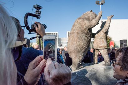 Kaikki halusivat kuvan karhupatsaasta – 150-vuotisjuhla toi kuusamolaiset yhteen