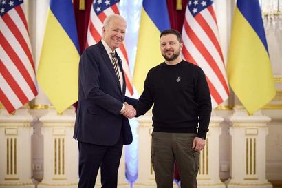 Yhdysvaltain presidentti Biden saapui historialliselle yllätysvierailulle Ukrainaan – tapasi Zelenskyin ilmahälytyssireeneiden soidessa Kiovassa