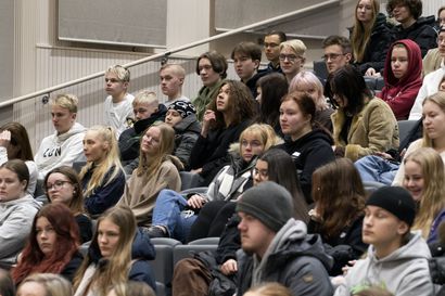 Limingassa lukiolaiset saivat saneeratun koulun taas kokonaan käyttöönsä – uusi Heikki Sarvela -sali herätti ihastusta