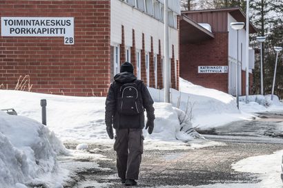 Vierailut hoitolaitoksissa kielletään Kuusamossa heti - Kangas: yli 70-vuotiaat tarvisevat nyt läheistensä apua