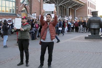 Iranilaiset osoittivat mieltä naisten puolesta Oulussa – väkeä kokoontui Toripolliisi-patsaan ympärille