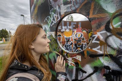 Galleriakierros Oulun kaduilla: kuulimme taiteilijoiden näkemyksiä kahta puolta tyyliaitaa Oulun keskustan värikkäimmistä seinistä