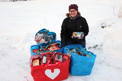 Iloinen tonttu jakaa joulumieltä – Pudasjärven joulukeräykseen lahjoitettiin ennätysmäärä paketteja
