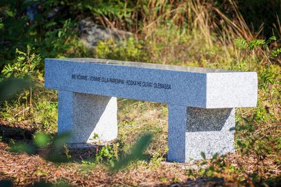 Oulun Pateniemeen ilmestyi mystinen kivipenkki, johon on kaiverrettu värssy – "Selvitämme parhaillaan"