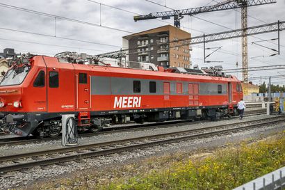 Meeri saapui Oulun rautatieasemalle – Radantarkastusvaunu tutkii rautateiden kuntoa ja varmistaa, ettei raiteiden vieressä ole esteitä