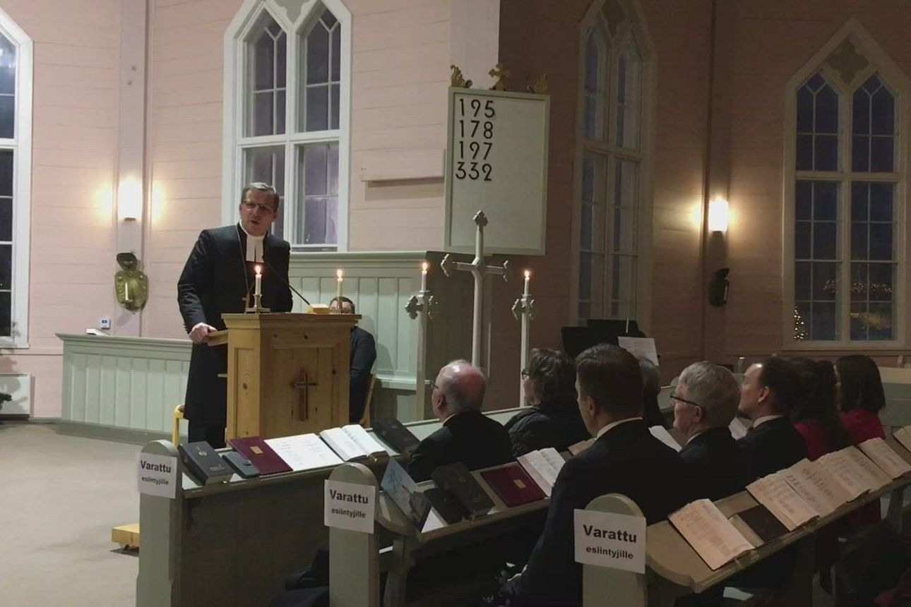 Oulun hiippakunnan piispa Jukka Keskitalo esitti Piippolan kirkon 250-vuotisjuhlassa pyynnön kuorossa laulaneille lapsille.