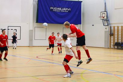FC Kurenpojat pelasi itsensä Miesten Futsal-Kakkosen alkusarjan voittoon kotikentällään