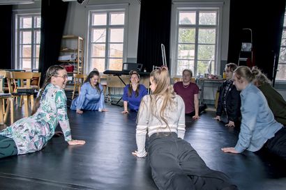 Taidekoulun Veistolassa harjoitellaan Häräntappoasetta – Heinäkuussa ensi-iltansa saavaa näytelmää varten on tehty uudet biisit ja ne teki Peltokurki-duo