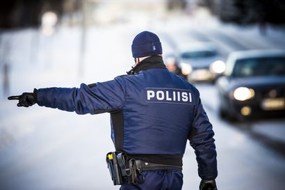 Oulun keskustassa on useita katuja, joilla ei saa ajaa öisin – poliisi jakoi satoja huomautuksia viikonlopun tehovalvonnan aikana