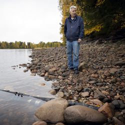 Ohijuoksutus rikkoi asukkaiden vesiputket – Oulujoen rantatörmällä asuva Timo Julkunen kuuluttaa Fortumilta vastuullisuutta