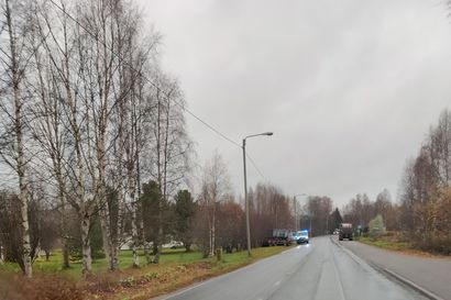 Sorakuorma-auton perävaunu irtosi Rovaniemellä kesken ajon ja päätyi omakotitalon pihaan – Poliisi: Vakava vaaratilanne