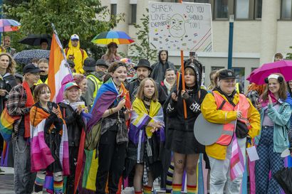 Kimallus, sateenkaaren värit ja sadetakit valtasivat kadut Oulun Pride-kulkueessa – katso kuvagalleria