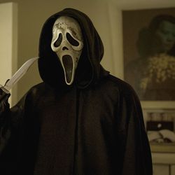 Elokuva-arvio: Ghostface heiluttaa nyt veistään New Yorkissa – siirtyminen miljoonakaupunkiin piristää jo liian pitkäksi venähtänyttä Scream-kauhusarjaa