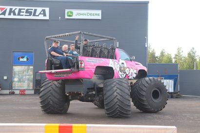 Moottorin pärinää ja hurjia temppuja – Crazy Drivers Stuntshow toi Suomen suurimman monsteriauton Pudasjärvelle