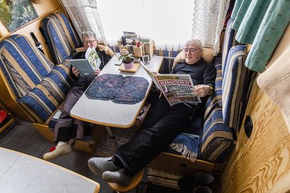 Pakkaskaravaanarit –yhteensä 160-vuotiaat Arvo ja Riitta asuvat talven matkailuautossa Lapissa, jotta pääsevät joka päivä laskettelemaan