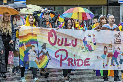 Märkä sää ja sateen uhka ei haitannut menoa, kun Oulu Pride huipentui kulkueeseen ja puistojuhlaan – yhdenvertaisuuden puolesta marssi runsaasti väkeä