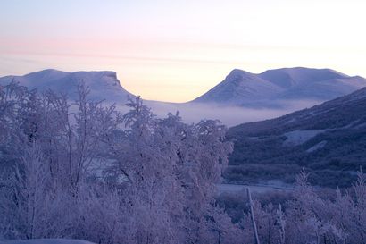 Abiskon kansallispuistossa Ruotsissa sattui torstaina laaja lumivyöry – alueella nähtiin kolme lumikenkäilijää juuri ennen vyöryä