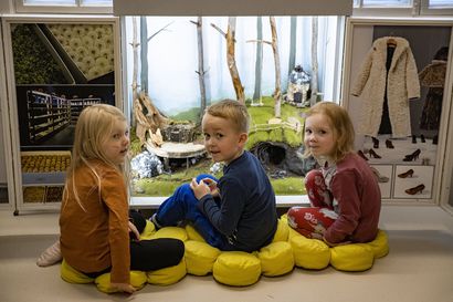 "Taidekaapin metsässä asuu rapistelijoita" – Oululaisen Vihreän talon päiväkodin lapset askartelevat ja tarinoivat Anni Rapinojan taiteen johdattamana