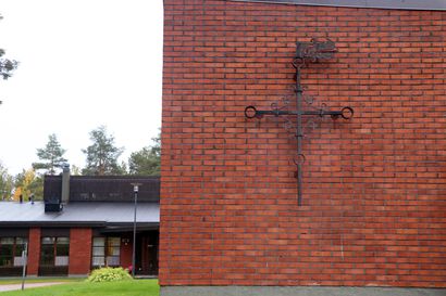 Kirkkoneuvosto valitsi Pudasjärven seurakuntaan uuden talouspäällikön ja hirsiaidan korjauksen urakoitsijan