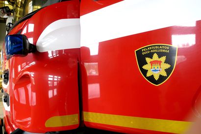 Henkilöauto syttyi palamaan omakotitalon pihassa Oulunsalossa