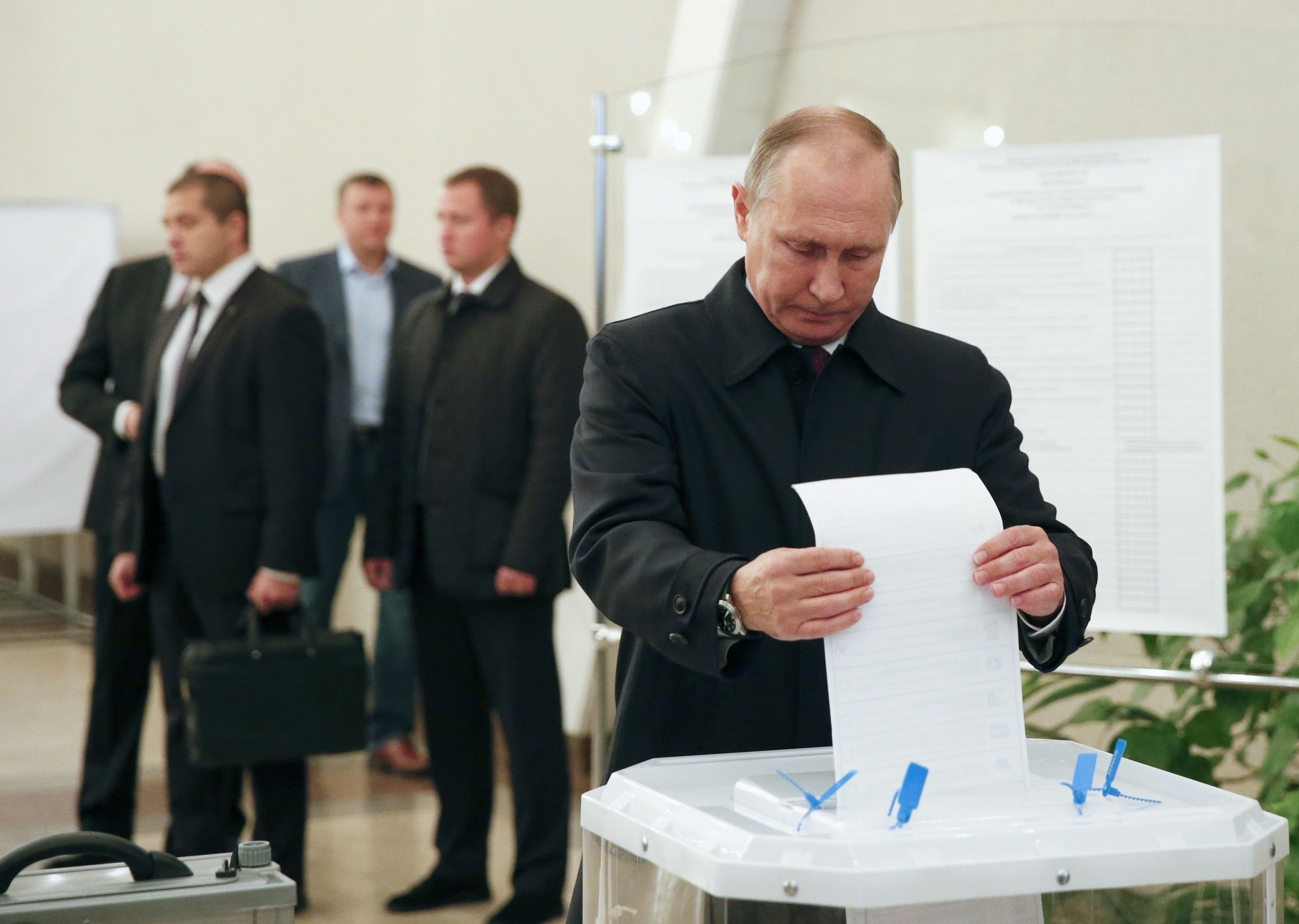 Проголосовал на выборах президента россии гражданин. Люди голосуют. Люди голосуют на выборах.