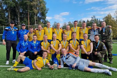Jääkäriprikaati juhlii jalkapallon sotilaiden Suomen mestaruutta