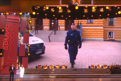 Petrus Schroderuksen Youtube-video kunniapaikalla Venäjän asevoimien vuosipäivän juhlakonsertissa Kremlin palatsissa