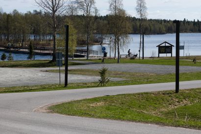 Hutiloiko Kuusamon kaupunki parkkipaikan liittymän hoidossa? Matkailuajoneuvon omistaja perää edelleen rysähdyksestä korvauksia