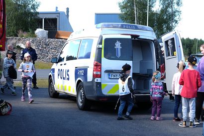 Lapset tutustuivat hälytysajoneuvoihin ja keskittyivät huolellisuuteen liikenteessä
