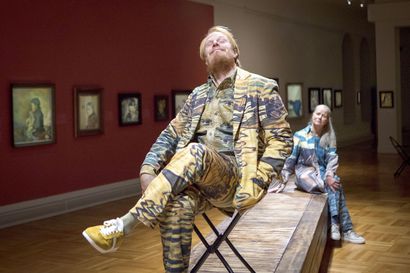 Arvio: Vilho Lammen taiteen voi myös kuulla ja haistaa – Oulun teatteri herkistää katsojan aistimaan "Limingan keisarin" työt toisin ja syvemmältä