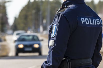 Poliisi kirjoitti viikonloppuna yli sata sakkoa Länsi-Lapissa ja Käsivarren alueilla – Kolme kuljettajaa määrättiin ajokieltoon ylinopeuksien takia