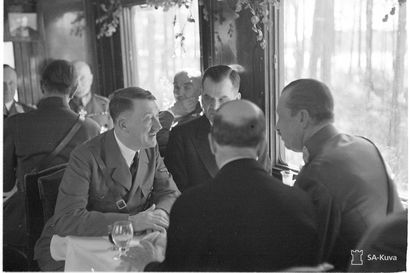 Kun mahavaivainen kasvissyöjä Adolf Hitler vieraili Mannerheimin syntymäpäivillä, hän sai syödäkseen vihannesvanukkaan, jonka sisään oli hienonnettu lampaan lihaa