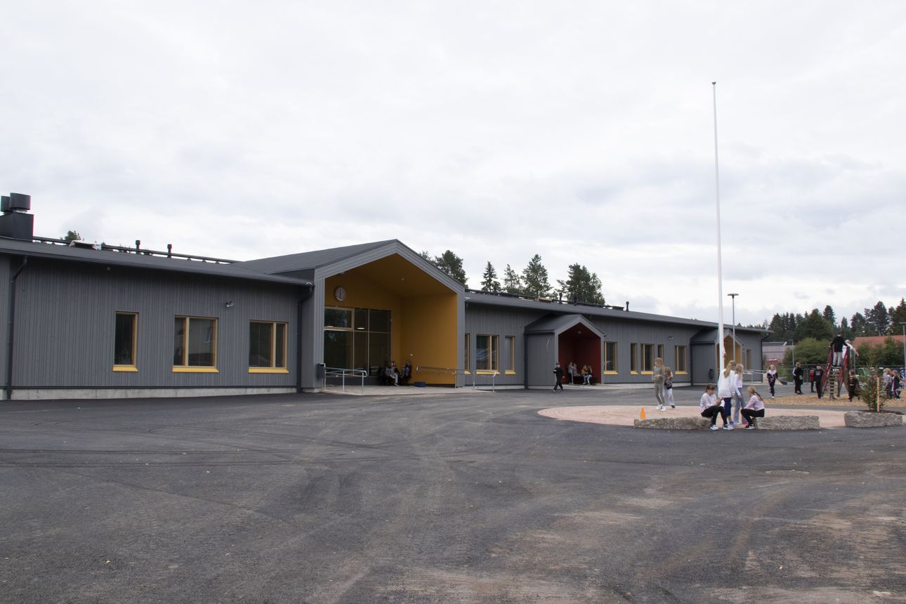 Koulutyö alkoi Pulkkilassa Rantakankaan koululla. Videolla esittelyä koulutiloista.