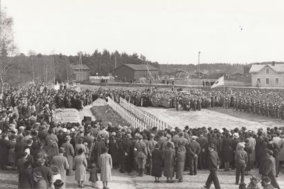 Sodassa kuolleita muistettiin yhdessä Oulussa keväällä 1940 – kaksi kuukautta aiemmin päättyneessä talvisodassa oli kuollut lähes 24 000 suomalaista