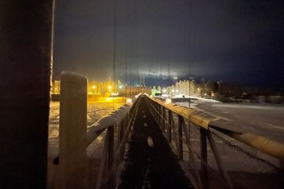 Jakkukylässä juhlistetaan uutta riippusiltaa jäälyhtyvalaistuksella: Sillalle ja joen varteen on tehty lähes 500 jäälyhtyä