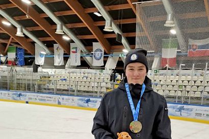 Tuposlainen jääkiekkoilija Benjamin Pietilä oli mukana Italiassa Euroopan nuorten olympiafestivaaleilla jääkiekon Suomen U17-joukkueessa