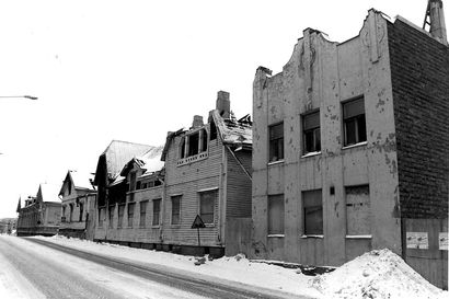 Vanhat kuvat: 90-luvun Oulussa näytti ihan toisenlaiselta – vanhat palaneet rakennukset olivat kuin kummitustaloja