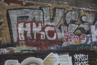 Oulun tunnetuimmassa graffitigalleriassa maalaukset vaihtuvat yhä tasaisesti, vaikka ilmiön huippuvuodet ovat jo takana päin – oululainen pitkän linjan harrastaja kertoo, mistä graffitikulttuurissa on kyse