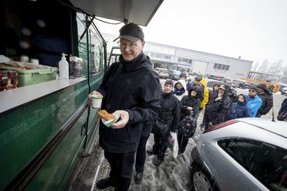 Sotilaskotiyhdistyksen munkit ja kahvi houkuttelivat ihmisiä räntäsateeseen ja kierrätyskeskus Liken avajaisiin Limingantulliin: "Sotkusta sai lämpimänä"