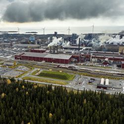 Telineasentaja vammautui järkyttävässä työtapaturmassa SSAB:n tehdasalueella Raahessa – käräjäoikeus tuomitsi useita henkilöitä ja yhtiöitä sakkoihin