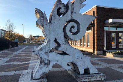 Pudasjärveläislähtöisen Martti Aihan Futura-taideteos on poistettu Oulun Raksilasta – yli 30 vuotta linja-autoasemalla seisseen veistoksen kunto on huono