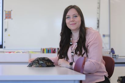 Ope käy kilpikonnan kanssa töissä